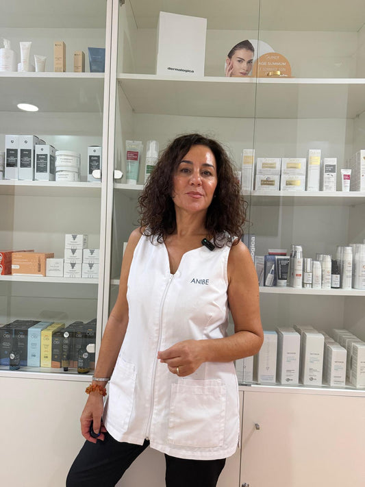 Antonia Isabel con bata blanca ANIBE en la consulta